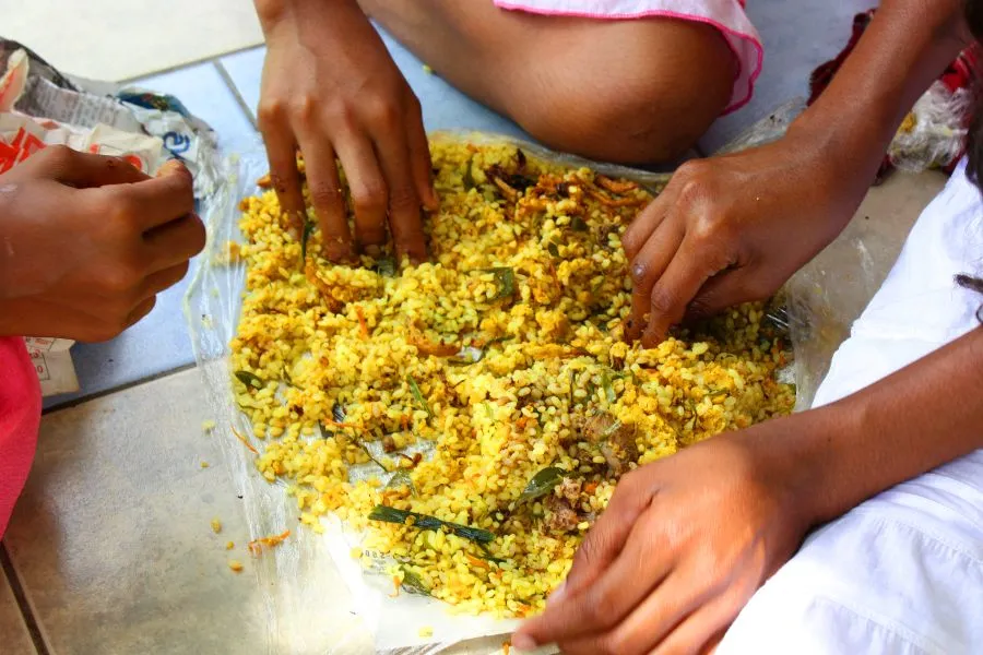 children eating rice